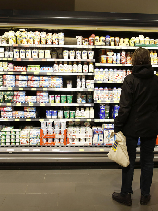 Kunde am Kühlregal im Supermarkt