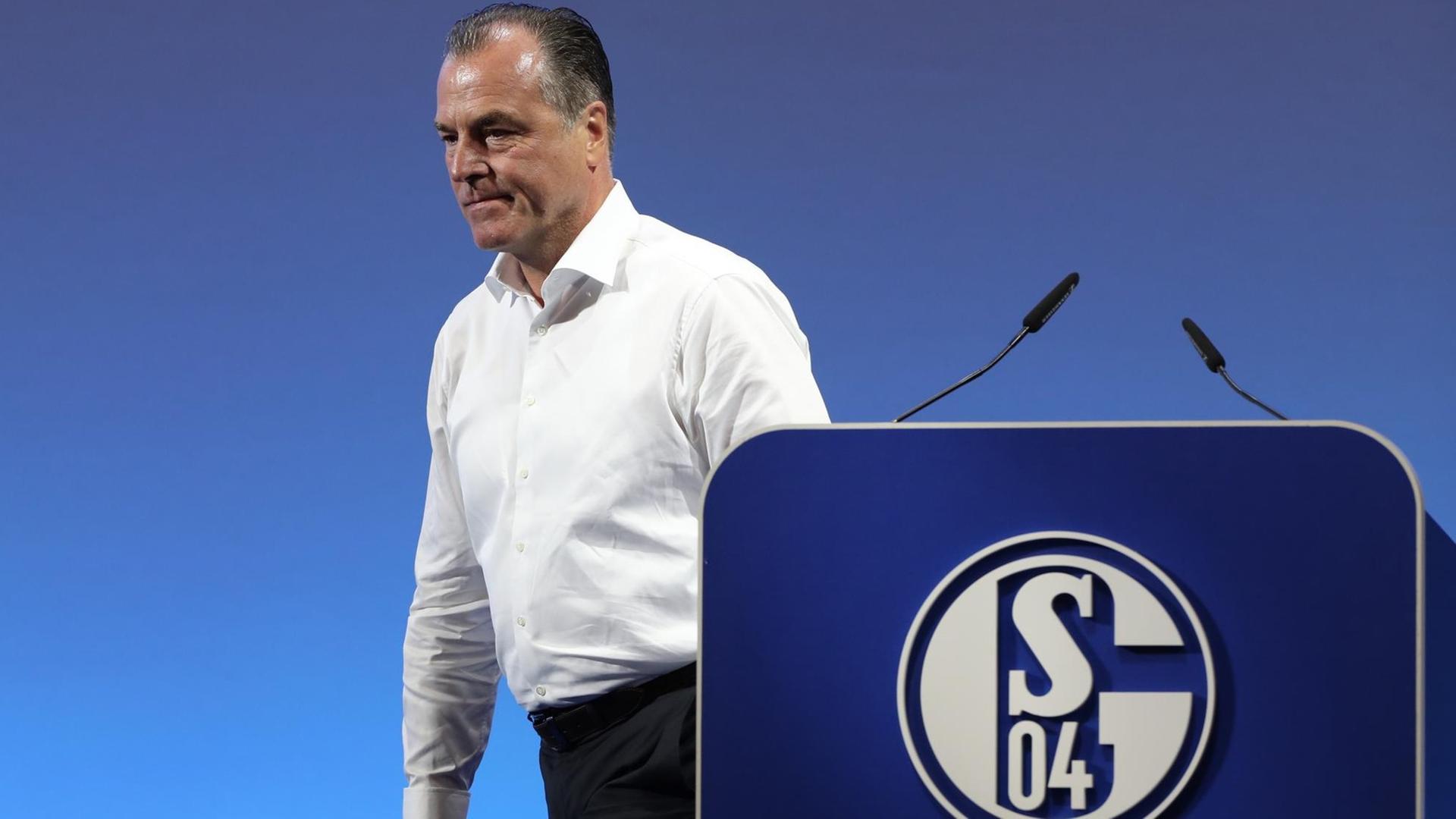 FC Schalkes Aufsichtsratsvorsitzender Clemens Tönnies verlässt das Rednerpult bei einer Mitgliederversammlung am 30.06.2019 in Gelsenkirchen. FC Schalkes Aufsichtsratsvorsitzender Clemens Tönnies verlässt das Rednerpult bei einer Mitgliederversammlung am 30.06.2019 in Gelsenkirchen.