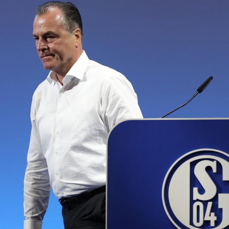 FC Schalkes Aufsichtsratsvorsitzender Clemens Tönnies verlässt das Rednerpult bei einer Mitgliederversammlung am 30.06.2019 in Gelsenkirchen.