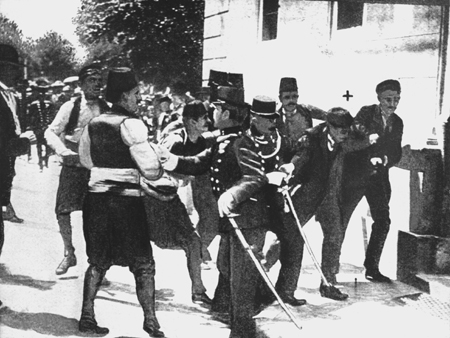 Die Festnahme des Attentäters Gavrilo Princip (mit einem X gekennzeichnet), der den österreichischen Thronfolger Franz Ferdinand und seine Gattin Sophie am 28. Juni 1914 in Sarajevo erschossen hat.