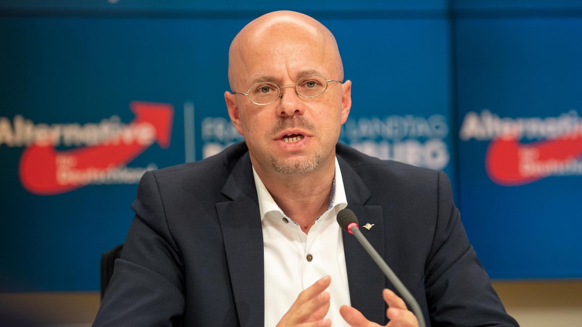 Andreas Kalbitz spricht während einer Pressekonferenz nach der Fraktionssitzung seiner ehemaligen Partei im Landtag. Andreas Kalbitz spricht während einer Pressekonferenz nach der Fraktionssitzung seiner ehemaligen Partei im Landtag.