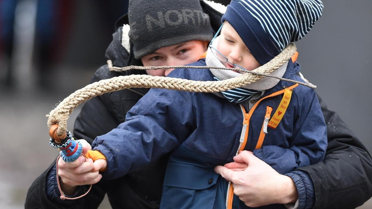 Ein Vater und sein Sohn schwingen in Überlingen eine "Karbatsche", eine Art Peitsche. Ein Vater und sein Sohn schwingen in Überlingen eine "Karbatsche", eine Art Peitsche.