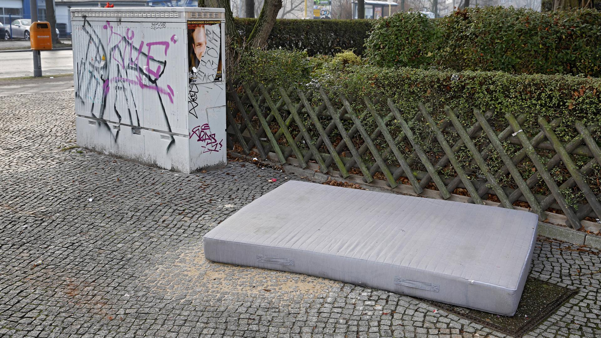 Eine Matratze liegt in Berlin auf dem Gehweg. Eine Matratze liegt in Berlin auf dem Gehweg.
