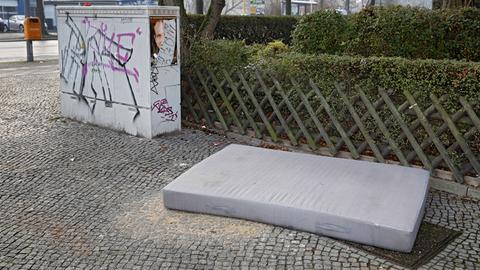 Eine Matratze liegt in Berlin auf dem Gehweg.