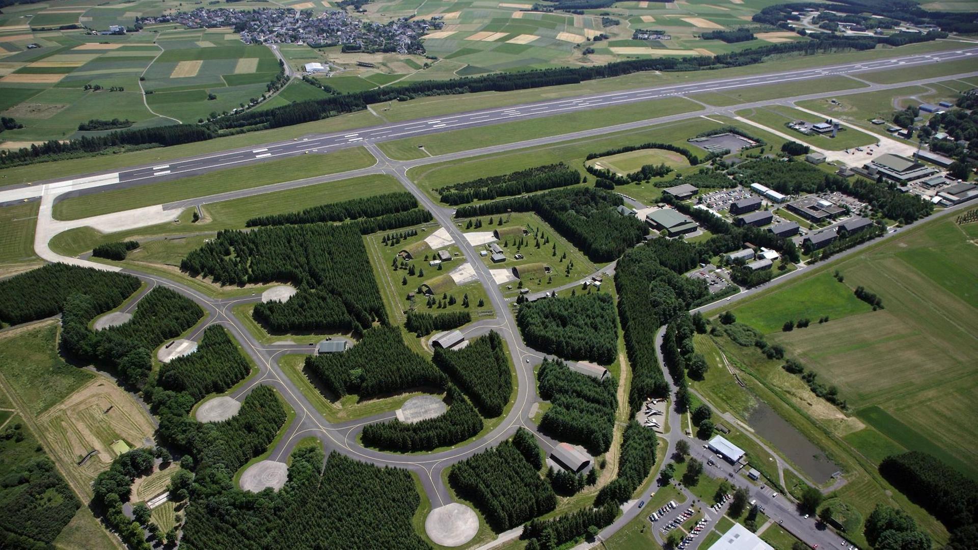Luftaufnahme des Fliegerhorst Büchel mit dem angrenzenden Depotgelände.