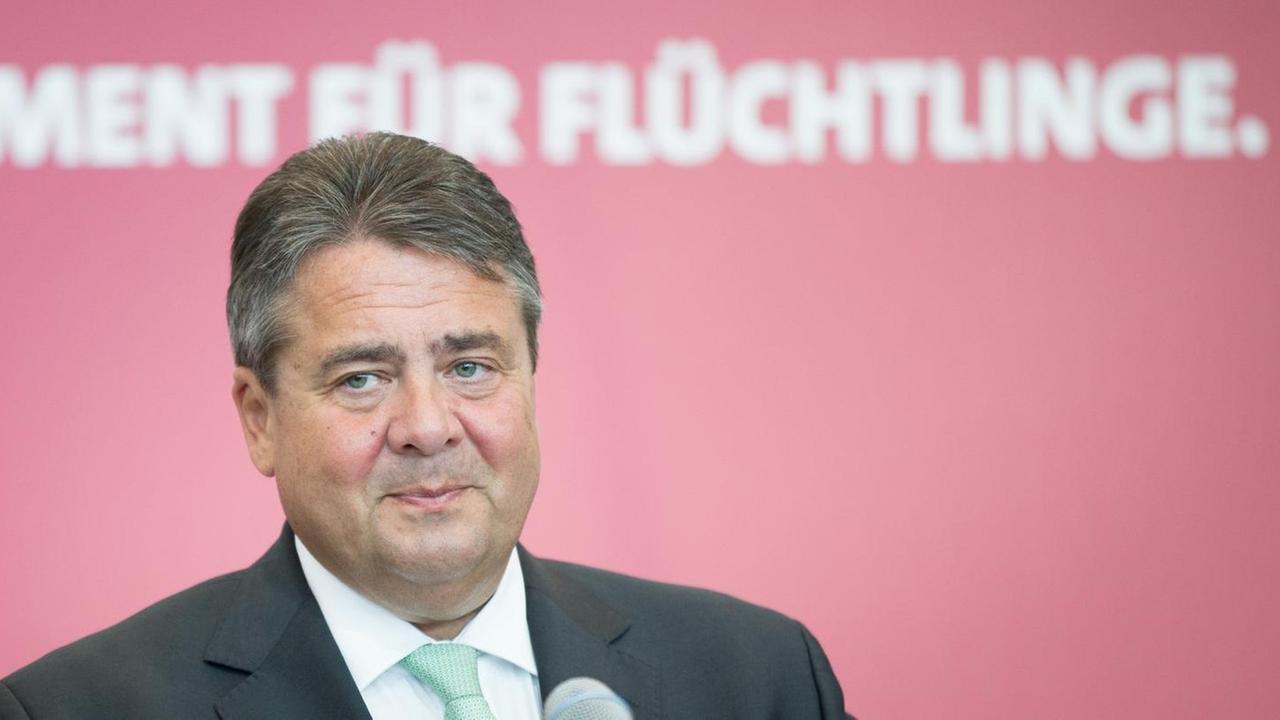 Der SPD-Vorsitzende Gabriel spricht in Berlin im SPD-Fraktionssaal im Bundestag zu ehrenamtlichen Flüchtlingshelfern.