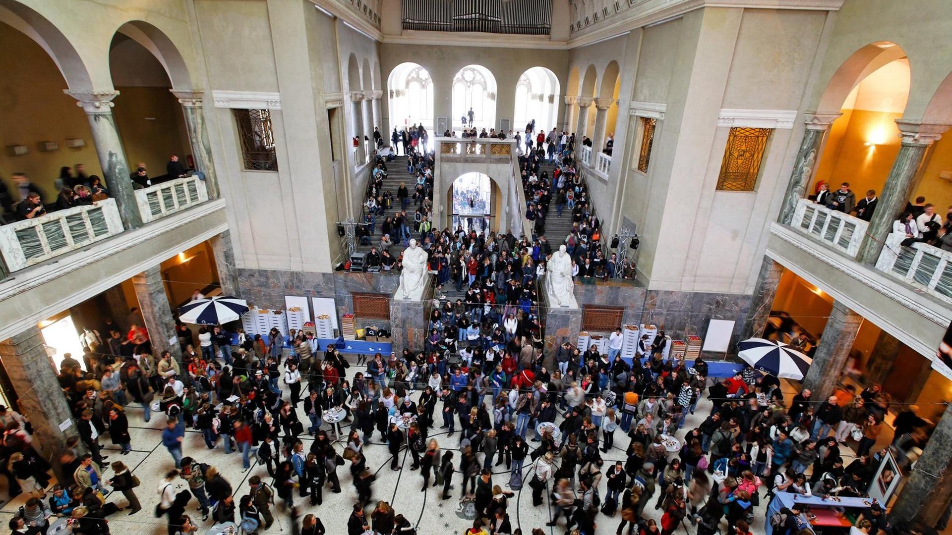 Studenten tummeln sich im Foyer der LMU München, Vogelperspektive Studenten tummeln sich im Foyer der LMU München, Vogelperspektive