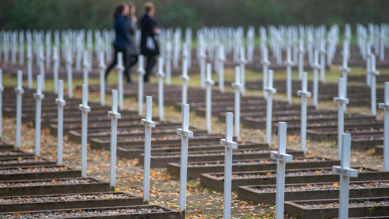 Weiße Kreuze sind auf dem Gräberfeld der Gedenkstätte Feldscheune Isenschnibbe Gardelegen (Sachsen-Anhalt) zu sehen. Dort erinnert eine Gedenkstätte an ein Massaker der Nationalsozialisten. Mehr als 1000 KZ-Häftlinge wurden in der Nähe des Gutes Isenschnibbe in eine Scheune gesperrt, die am Abend des 13. April 1945 angezündet wurde. Zudem wurden Häftlinge erschossen. Das Besucherzentrum wurde an der ehemaligen Todesmarsch-Route errichtet. Weiße Kreuze sind auf dem Gräberfeld der Gedenkstätte Feldscheune Isenschnibbe Gardelegen (Sachsen-Anhalt) zu sehen. Dort erinnert eine Gedenkstätte an ein Massaker der Nationalsozialisten. Mehr als 1000 KZ-Häftlinge wurden in der Nähe des Gutes Isenschnibbe in eine Scheune gesperrt, die am Abend des 13. April 1945 angezündet wurde. Zudem wurden Häftlinge erschossen. Das Besucherzentrum wurde an der ehemaligen Todesmarsch-Route errichtet.