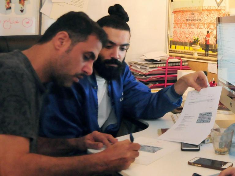 Die saudischen Künstler Abdulnasser Gharem und Shaweesh arbeiten gemeinsam an einem neuen Projekt.