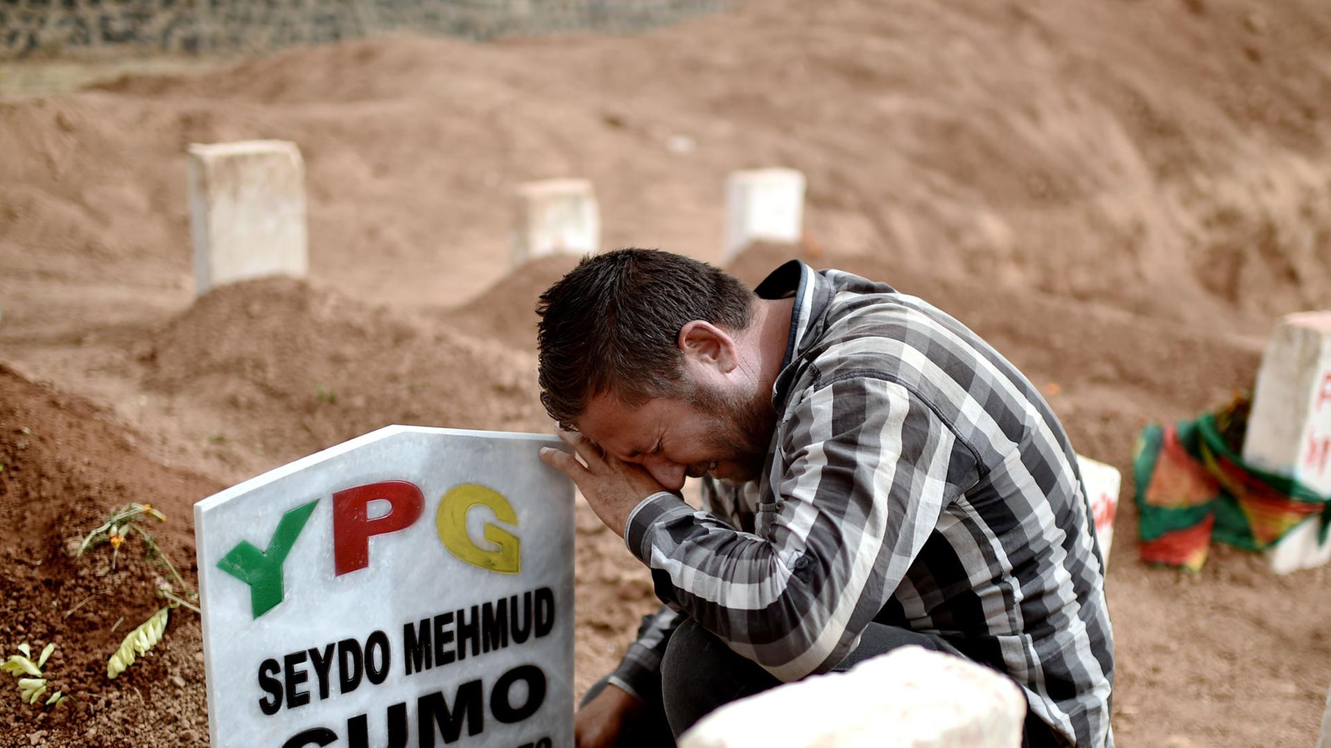 Von der Terrorgruppe IS getötete Kämpfer der kurdischen Volksverteidigungseinheiten YPG sind in der türkischen Stadt Suruc beerdigt worden. Von der Terrorgruppe IS getötete Kämpfer der kurdischen Volksverteidigungseinheiten YPG sind in der türkischen Stadt Suruc beerdigt worden.