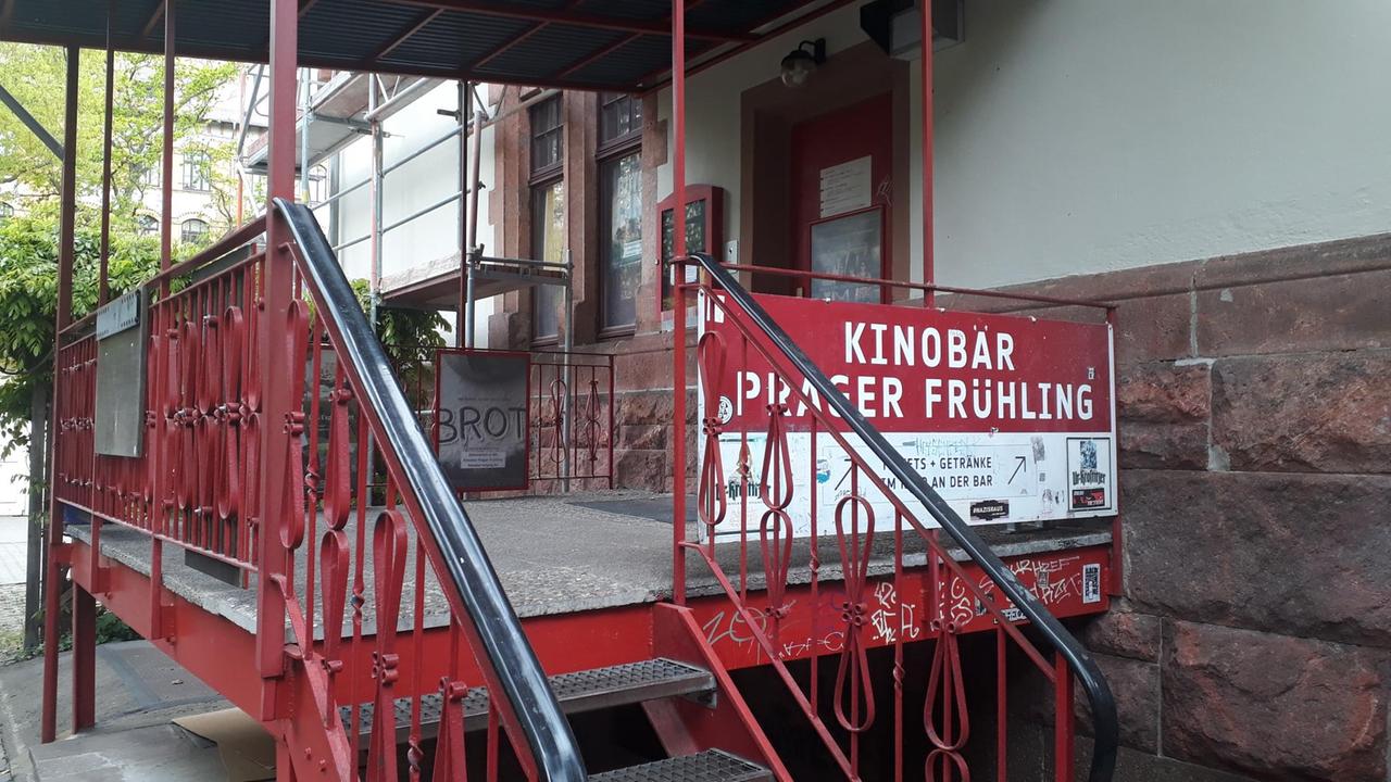 Blick auf den Eingang der Kinobar Prager Frühling in Leipzig Blick auf den Eingang der Kinobar Prager Frühling in Leipzig