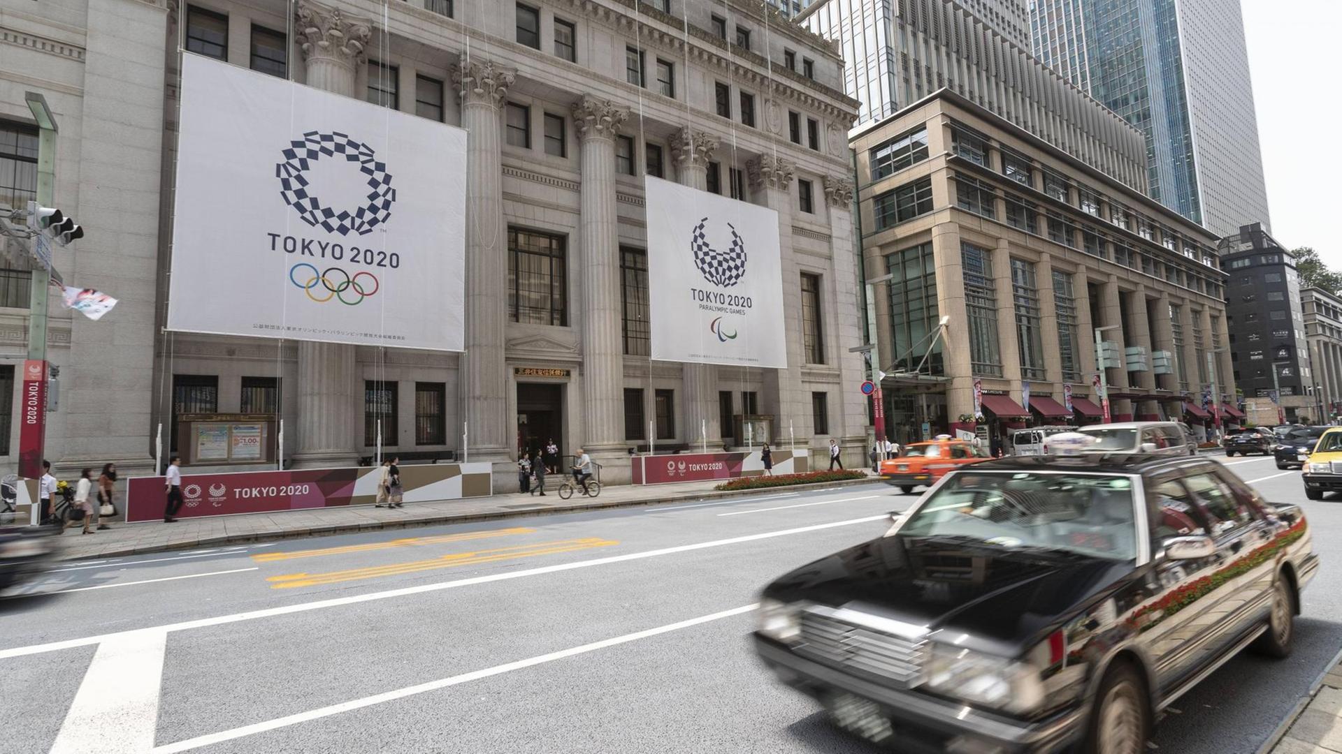 July 25, 2019, Tokyo, Japan - Huge banners of Tokyo 2020 Olympic Games are on display outside Sumitomo Mitsui Trust Bank to promote the 2020 Tokyo Olympic and Paralympic Games. Tokyo marks one year to go 2020 Olympics decorating with Olympic emblems and photos of Japanese athletes some buildings of Nihonbashi district in Tokyo. The Games are set to open on July 24, 2020. PUBLICATIONxINxGERxSUIxAUTxHUNxONLY (108582889) July 25, 2019, Tokyo, Japan - Huge banners of Tokyo 2020 Olympic Games are on display outside Sumitomo Mitsui Trust Bank to promote the 2020 Tokyo Olympic and Paralympic Games. Tokyo marks one year to go 2020 Olympics decorating with Olympic emblems and photos of Japanese athletes some buildings of Nihonbashi district in Tokyo. The Games are set to open on July 24, 2020. PUBLICATIONxINxGERxSUIxAUTxHUNxONLY (108582889)