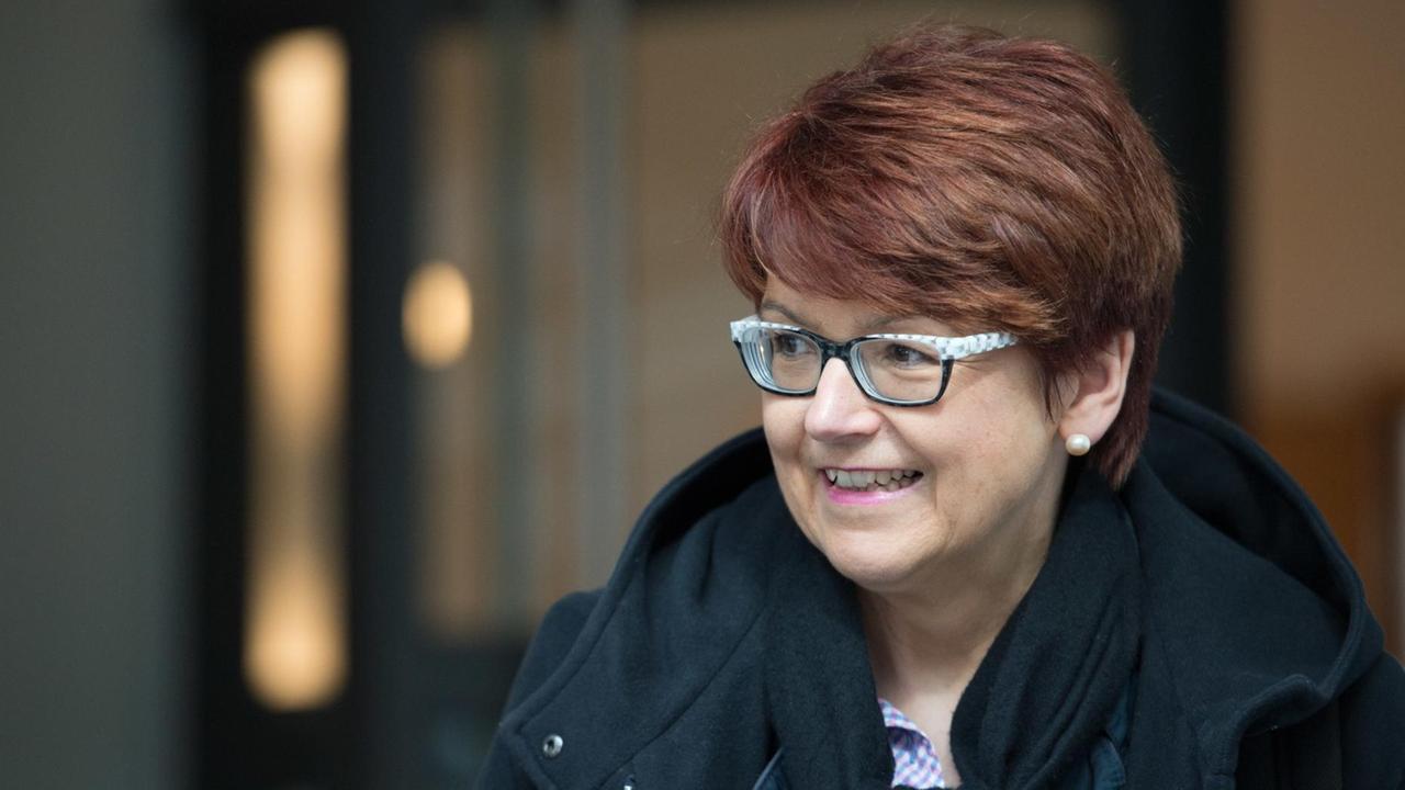 Die Europaabgeordnete Ingeborg Gräßle (CDU), aufgenommen in Stuttgart (Baden-Württemberg) während den Koalitionsverhandlungen der baden-württembergischen Grünen und CDU. Die Europaabgeordnete Ingeborg Gräßle (CDU), aufgenommen in Stuttgart (Baden-Württemberg) während den Koalitionsverhandlungen der baden-württembergischen Grünen und CDU.