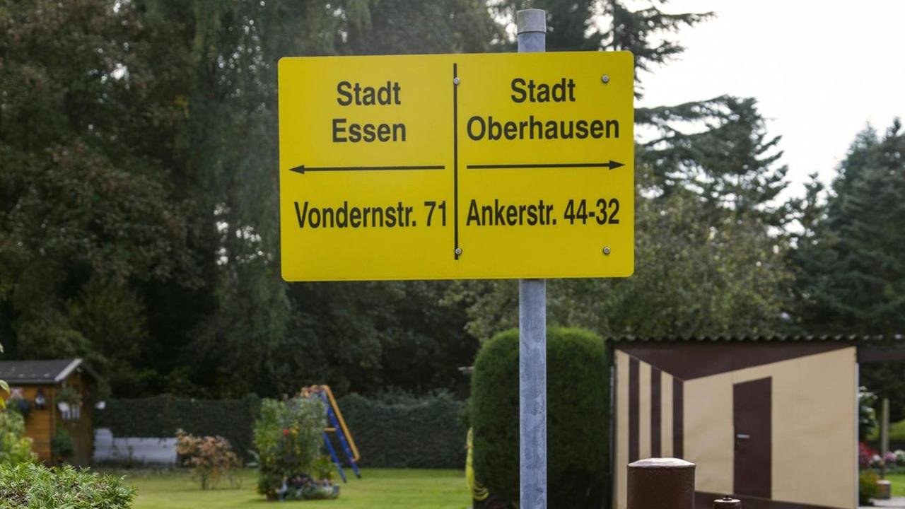 Ein Schild in einem Garten markiert die Stadtgrenze zwischen Essen und Oberhausen. Ein Schild in einem Garten markiert die Stadtgrenze zwischen Essen und Oberhausen.