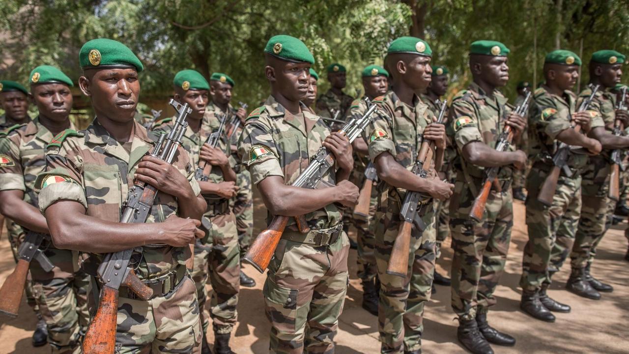 Malische Soldaten sind im Camp Gecko im Rahmen der EUTM-Ausbildungsmission angetreten. Malische Soldaten sind im Camp Gecko im Rahmen der EUTM-Ausbildungsmission angetreten.