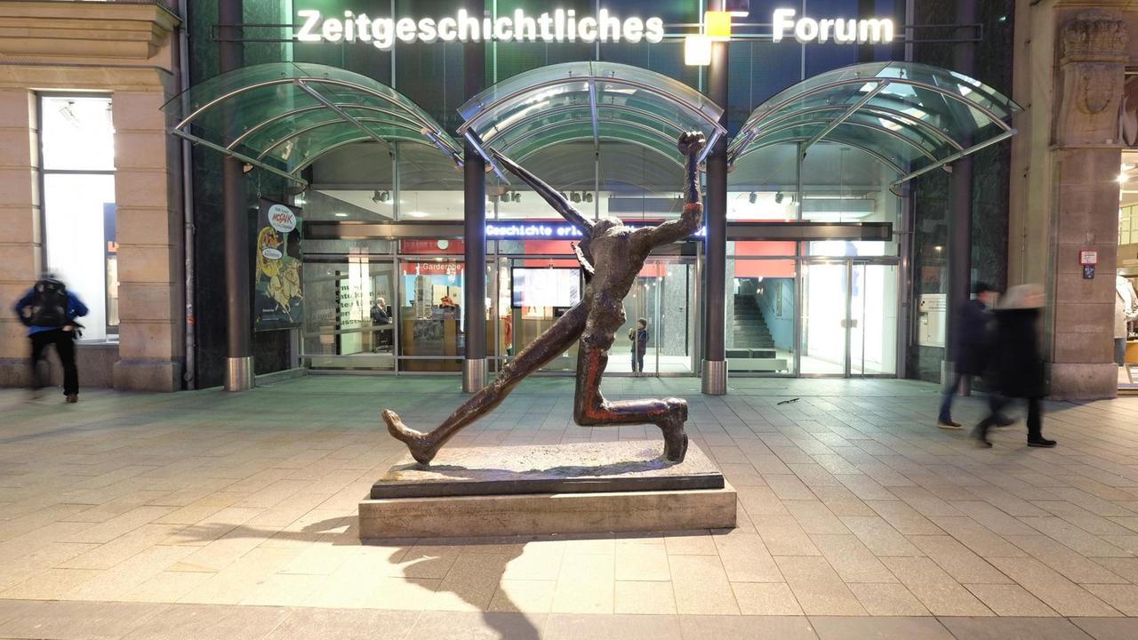Die Bronzeplastik "Jahrhundertschritt" von Wolfgang Mattheuer vor dem Zeitgeschichtlichen Forum in Leipzig