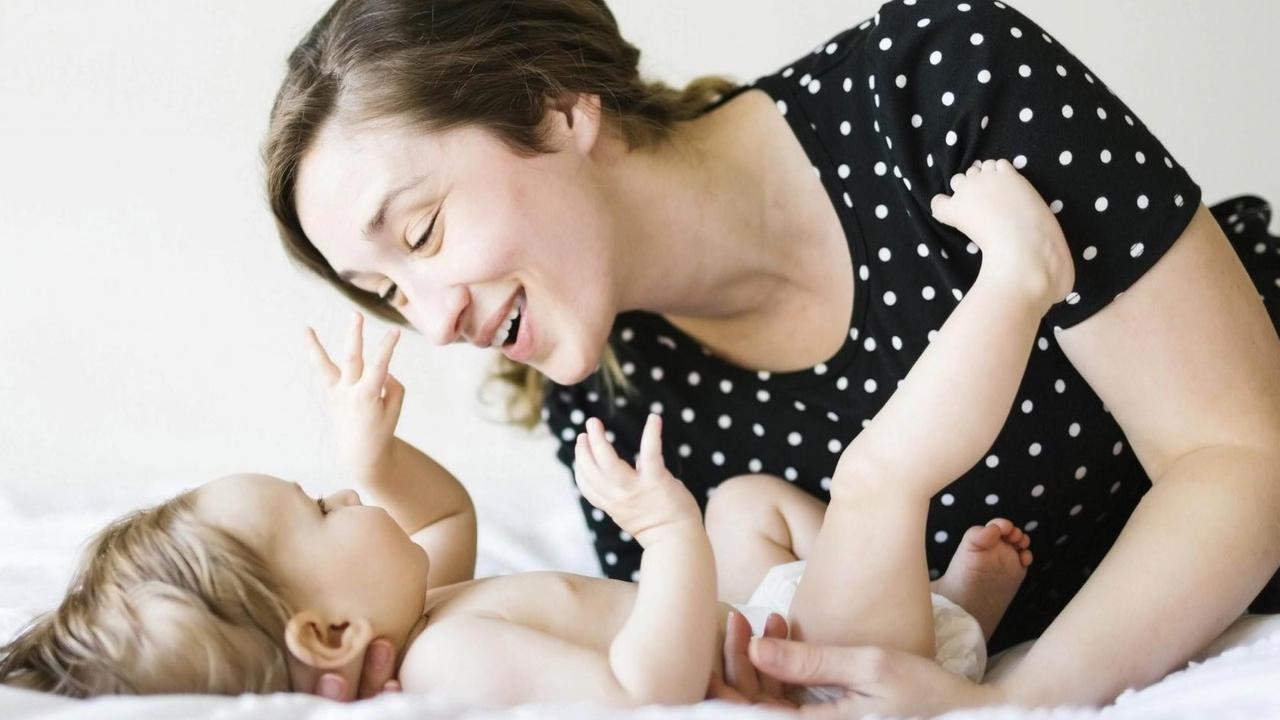 Ein Baby spielt mit seiner Mutter. Ein Baby spielt mit seiner Mutter.