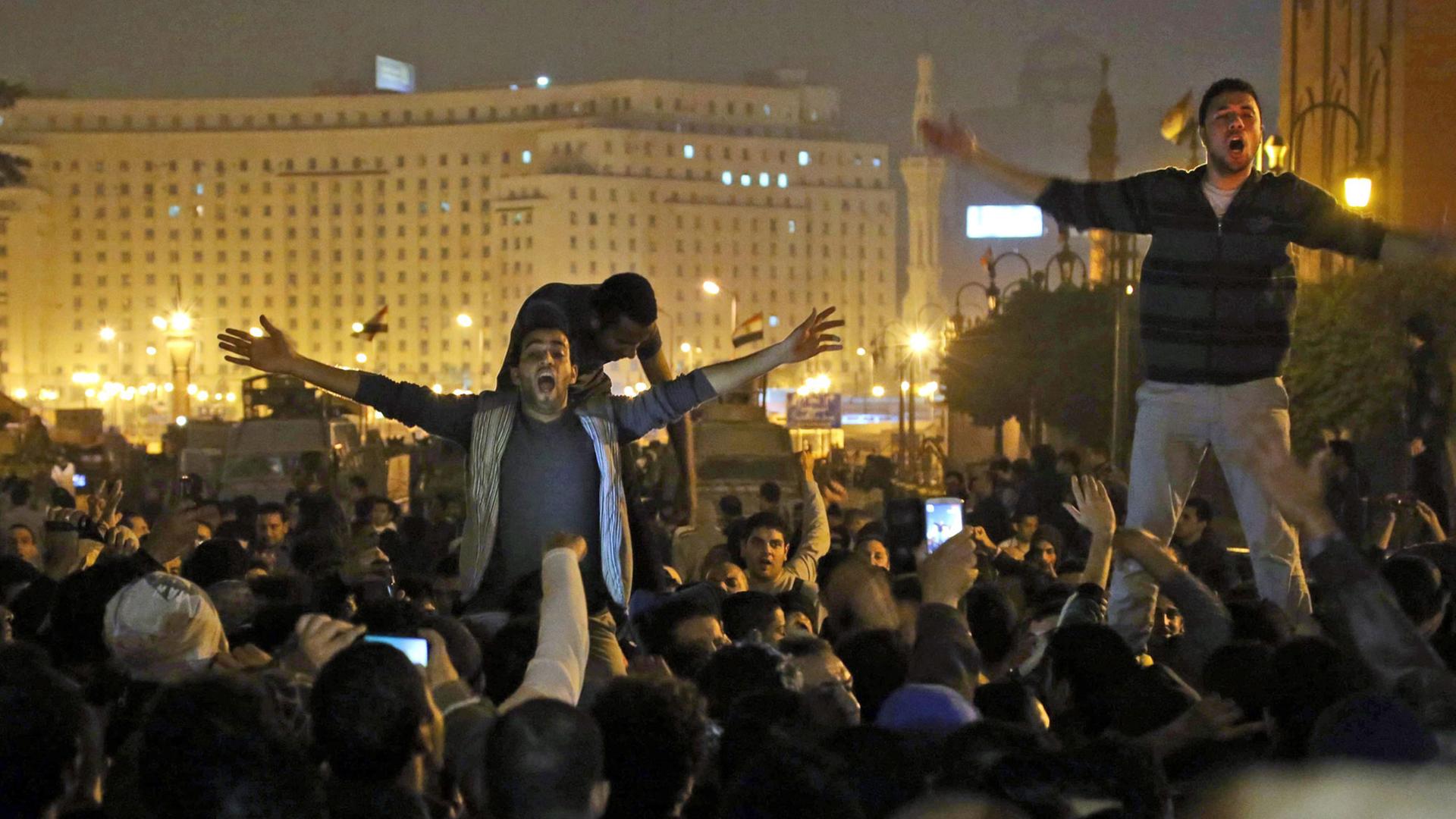 Ägyptische Anti-Mubarak-Demonstranten in Kairo skandieren Parolen nach der Aufhebung des Gerichtsverfahres gegen den ehemaligen Präsidenten Ägyptische Anti-Mubarak-Demonstranten in Kairo skandieren Parolen nach der Aufhebung des Gerichtsverfahres gegen den ehemaligen Präsidenten