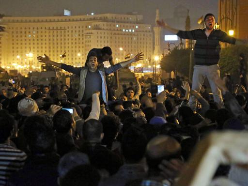Ägyptische Anti-Mubarak-Demonstranten in Kairo skandieren Parolen nach der Aufhebung des Gerichtsverfahres gegen den ehemaligen Präsidenten