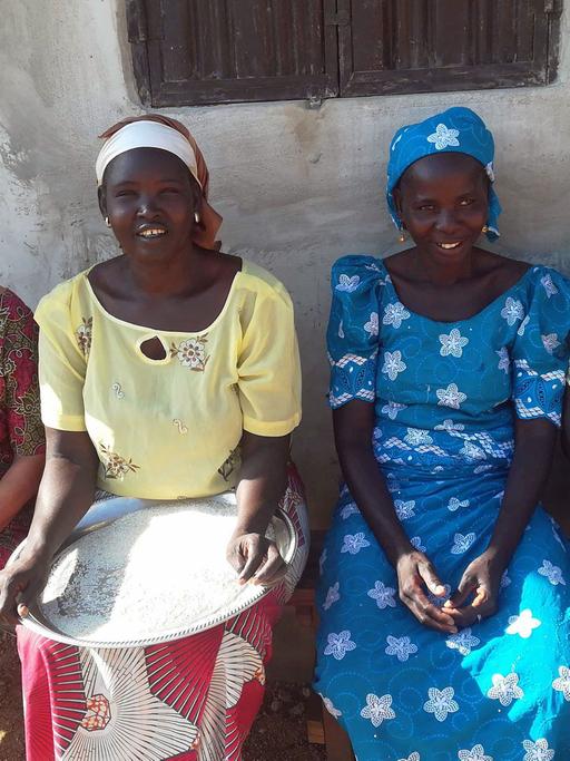 Renate Ellmenreich sitzt im nigerianischen Witwendorf von Widows Care mit Frauen vor der Schulküche.