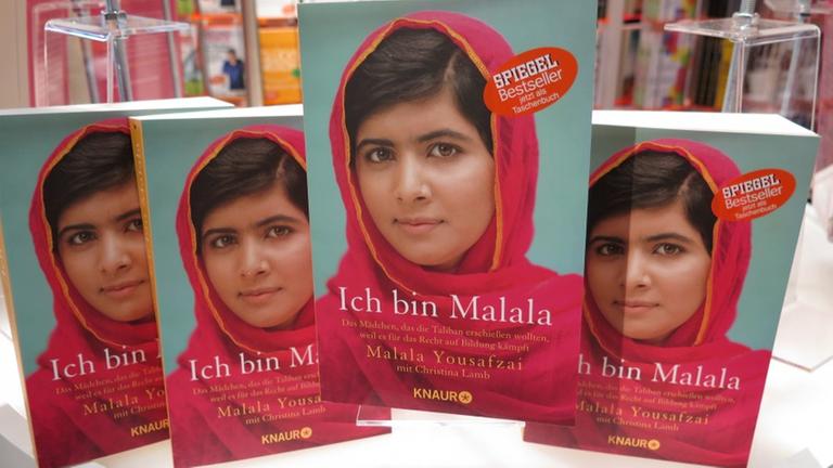 Das Buch "Ich bin Malala" von der pakistanischen Friedensnobelpreisträgerin Malala Yousafzai auf der Frankfurter Buchmesse 2014. Das Buch "Ich bin Malala" von der pakistanischen Friedensnobelpreisträgerin Malala Yousafzai auf der Frankfurter Buchmesse 2014.