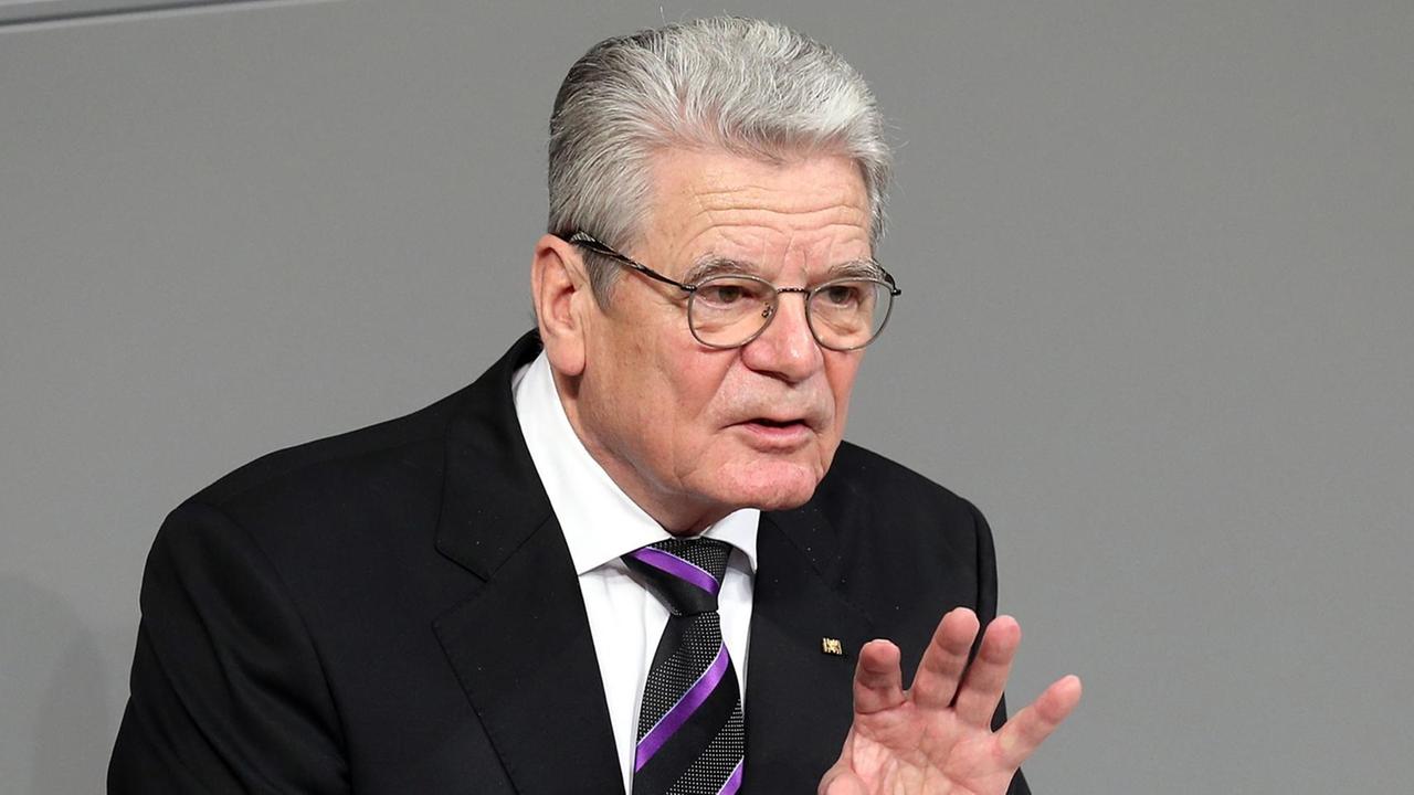 Bundespräsident Joachim Gauck spricht am 27.01.2015 am Tag des Gedenkens an die Opfer des Nationalsozialismus, während einer Gedenkstunde des Bundestages im Reichstagsgebäude in Berlin. Bundespräsident Joachim Gauck spricht am 27.01.2015 am Tag des Gedenkens an die Opfer des Nationalsozialismus, während einer Gedenkstunde des Bundestages im Reichstagsgebäude in Berlin.