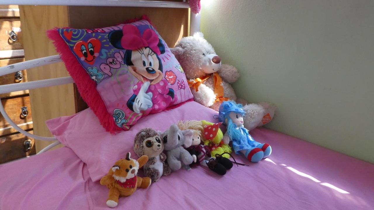 Ganz in Rosa: das Schlafzimmer der Mädchen im ersten Stock. Ganz in Rosa: das Schlafzimmer der Mädchen im ersten Stock.