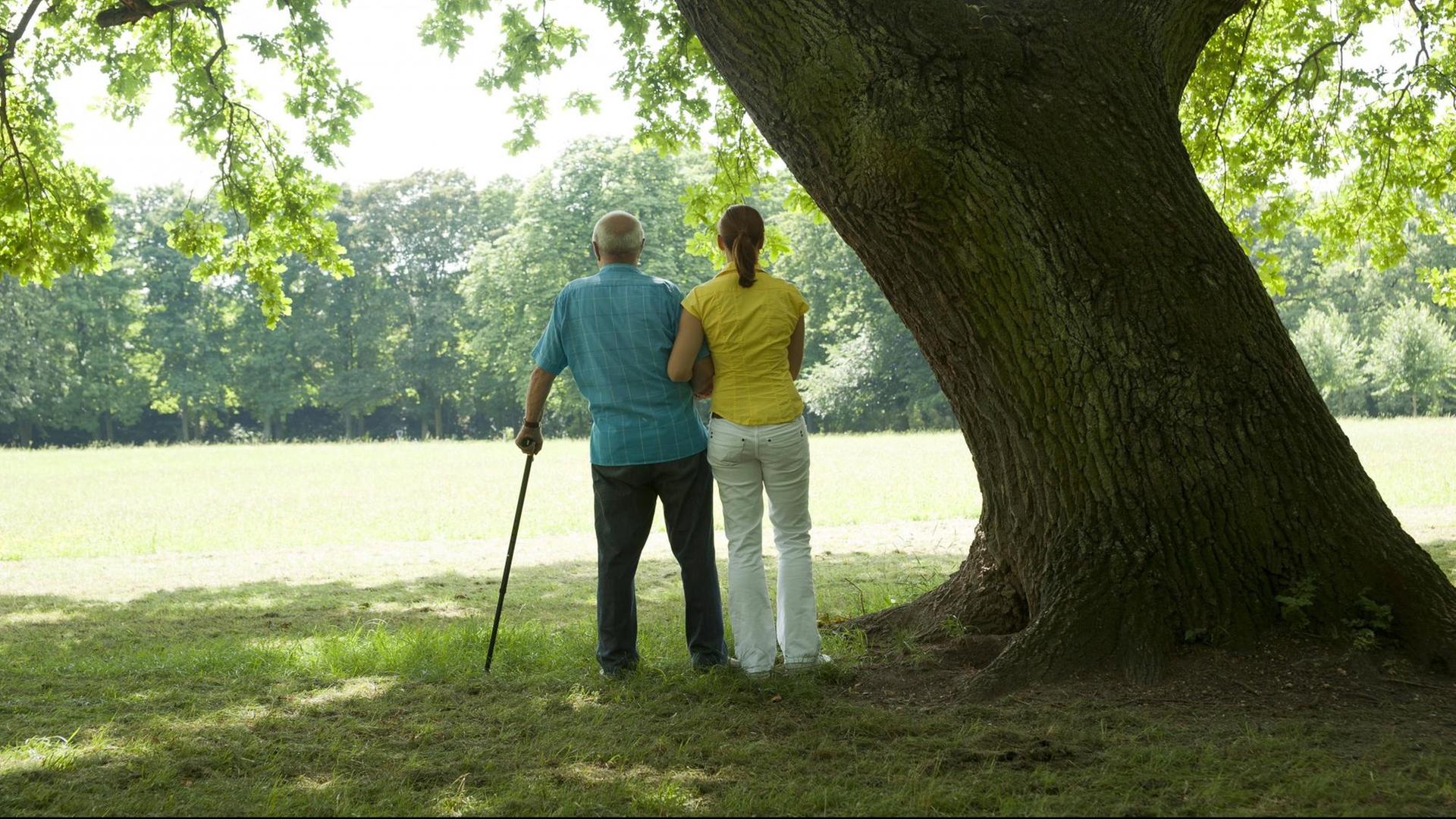 Vater mit erwachsener Tochter im Park Vater mit erwachsener Tochter im Park
