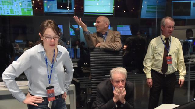 Drei ESA-Mitarbeiter beobachten in Darmstadt die Monitore, auf denen Daten des Mini-Labors Philae angezeigt werden.