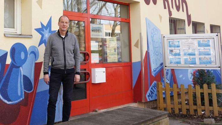 Der Sozialarbeiter Thomas Brockwitz steht vor der Sozialeinrichtung Mehrgenerationenhaus Wassertor in Berlin-Kreuzberg. Der Sozialarbeiter Thomas Brockwitz steht vor der Sozialeinrichtung Mehrgenerationenhaus Wassertor in Berlin-Kreuzberg.