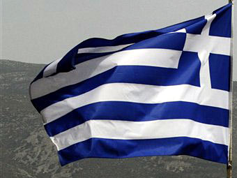Eine griechische Fahne weht vor dem Parlamentsgebäude in Athen im Wind.