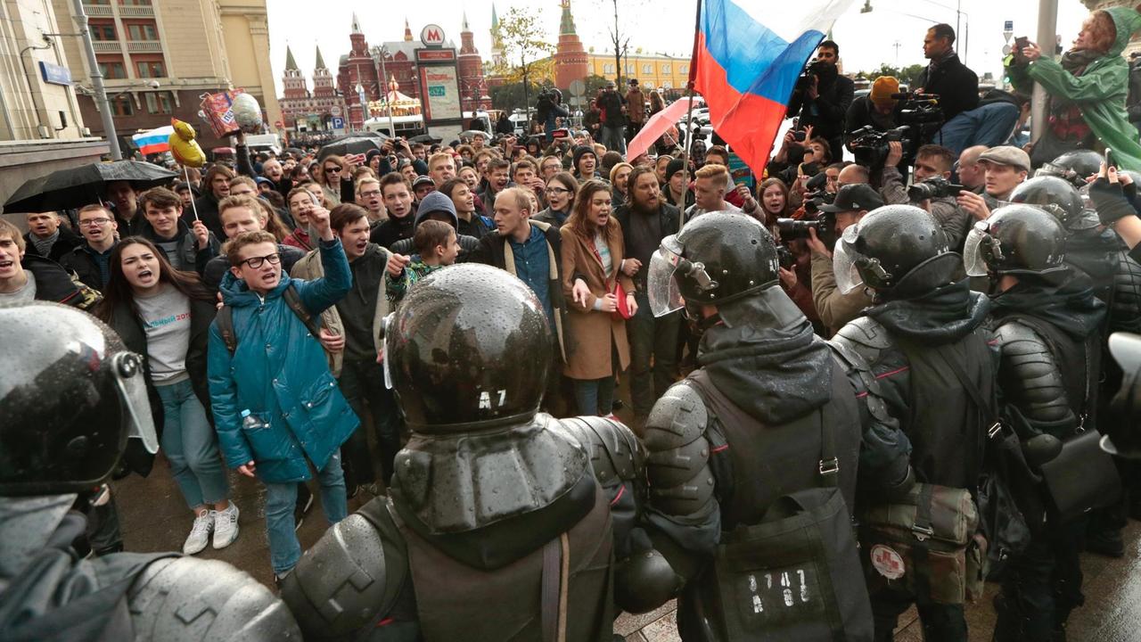 Polizisten stellen sich am 07.10.2017 in Moskau (Russland) Demonstranten einer Großdemonstration zu Präsident Wladimir Putins 65. Geburtstag in den Weg. Der Kreml-Kritiker Alexej Nawalny hat landesweit in rund 80 Städten zu Protesten gegen die Staatsspitze und für freie und faire Wahlen aufgerufen. Polizisten stellen sich am 07.10.2017 in Moskau (Russland) Demonstranten einer Großdemonstration zu Präsident Wladimir Putins 65. Geburtstag in den Weg. Der Kreml-Kritiker Alexej Nawalny hat landesweit in rund 80 Städten zu Protesten gegen die Staatsspitze und für freie und faire Wahlen aufgerufen.