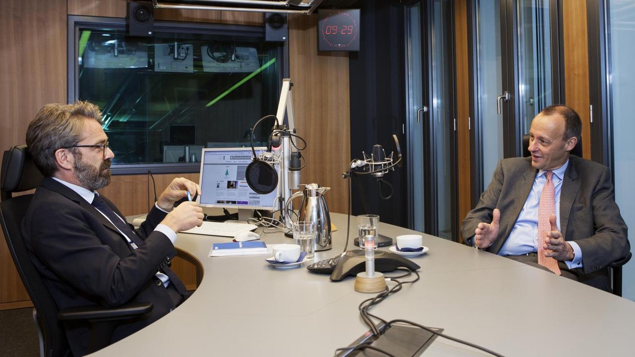Interview der Woche: Stephan Detjen (li,Leiter Hauptstadtstudio Deutschlandradio) mit Friedrich Merz (re. CDU) im Interview, Hauptstadtstudio Deutschlandradio