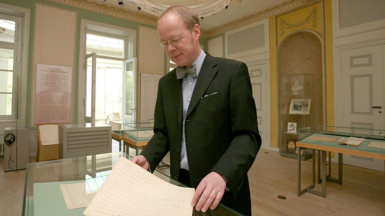 Der Leiter des Brahms-Instituts, Wolfgang Sandberger, hält am Donnerstag (30.04.2009) in den Ausstellungsräumen in Lübeck eine Brahmshandschrift in seinen Händen. Der Leiter des Brahms-Instituts, Wolfgang Sandberger, hält am Donnerstag (30.04.2009) in den Ausstellungsräumen in Lübeck eine Brahmshandschrift in seinen Händen.