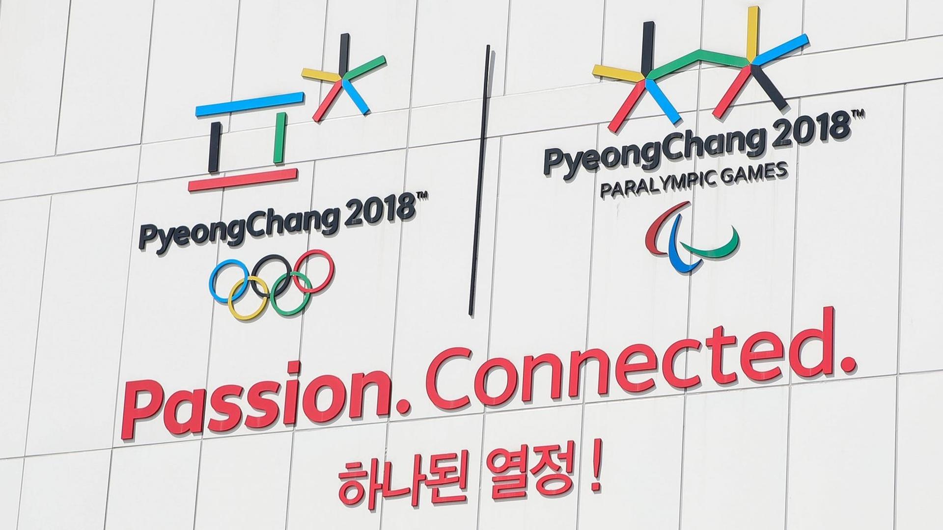 Die Olympischen Winterspiele 2018 finden in der südkoreanischen Stadt Pyeongchang statt. Zu sehen sind die Logos der Olympischen Spiele und der Paralympics sowie das Motto "Passion Connected" als Schriftzug. Die Olympischen Winterspiele 2018 finden in der südkoreanischen Stadt Pyeongchang statt. Zu sehen sind die Logos der Olympischen Spiele und der Paralympics sowie das Motto "Passion Connected" als Schriftzug.