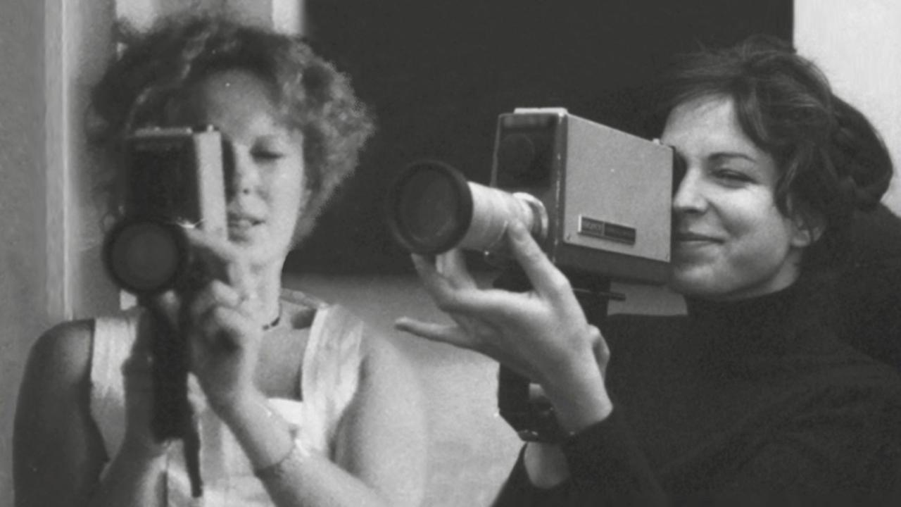 Delphine Seyrig (l.) und Carole Roussopoulus (r.) experimentierten mit Videokameras.
