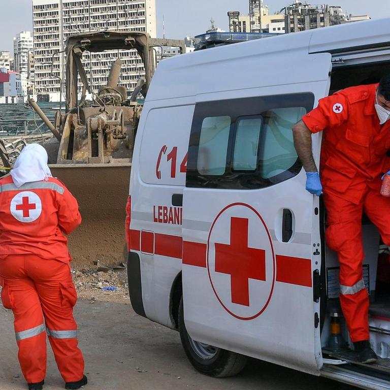 Nach den Explosionen in Beirut treffen erste Helfer ein - hier vom Libanesischen Roten Kreuz