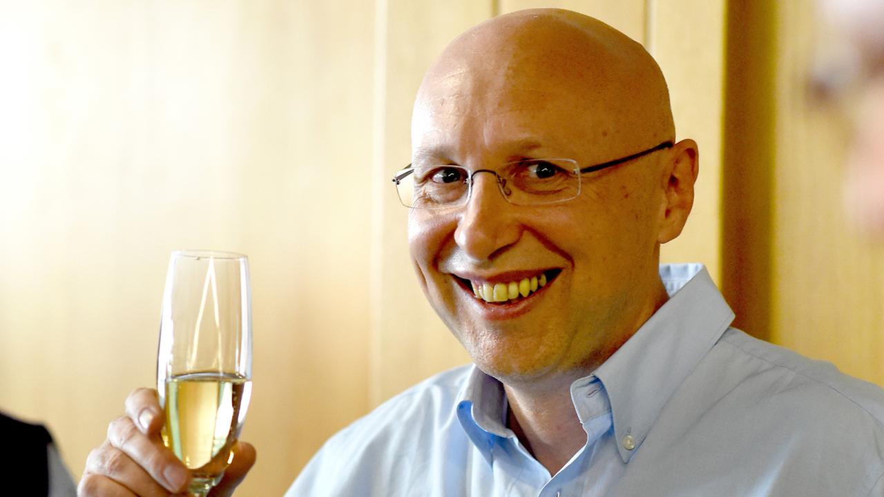 Stefan W. Hell trinkt in Göttingen bei einer kleinen Feier mit seinen Mitarbeitern ein Glas Sekt. Stefan W. Hell trinkt in Göttingen bei einer kleinen Feier mit seinen Mitarbeitern ein Glas Sekt.