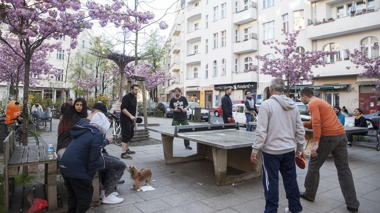 Am Böhmischen Platz vor dem Kaspertheater Rixdorf treffen sich die Nachbarn und spielen im Sommer bis spät in die Nacht Tischtennis