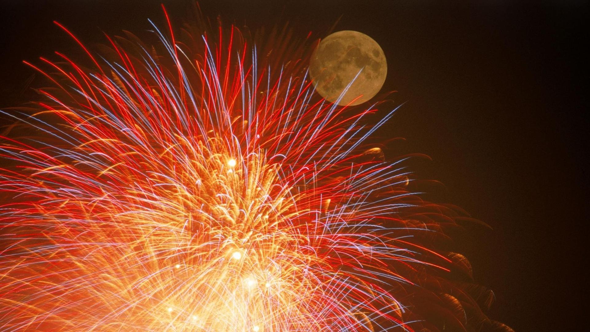 Feuerwerk bei Vollmond. Feuerwerk bei Vollmond.