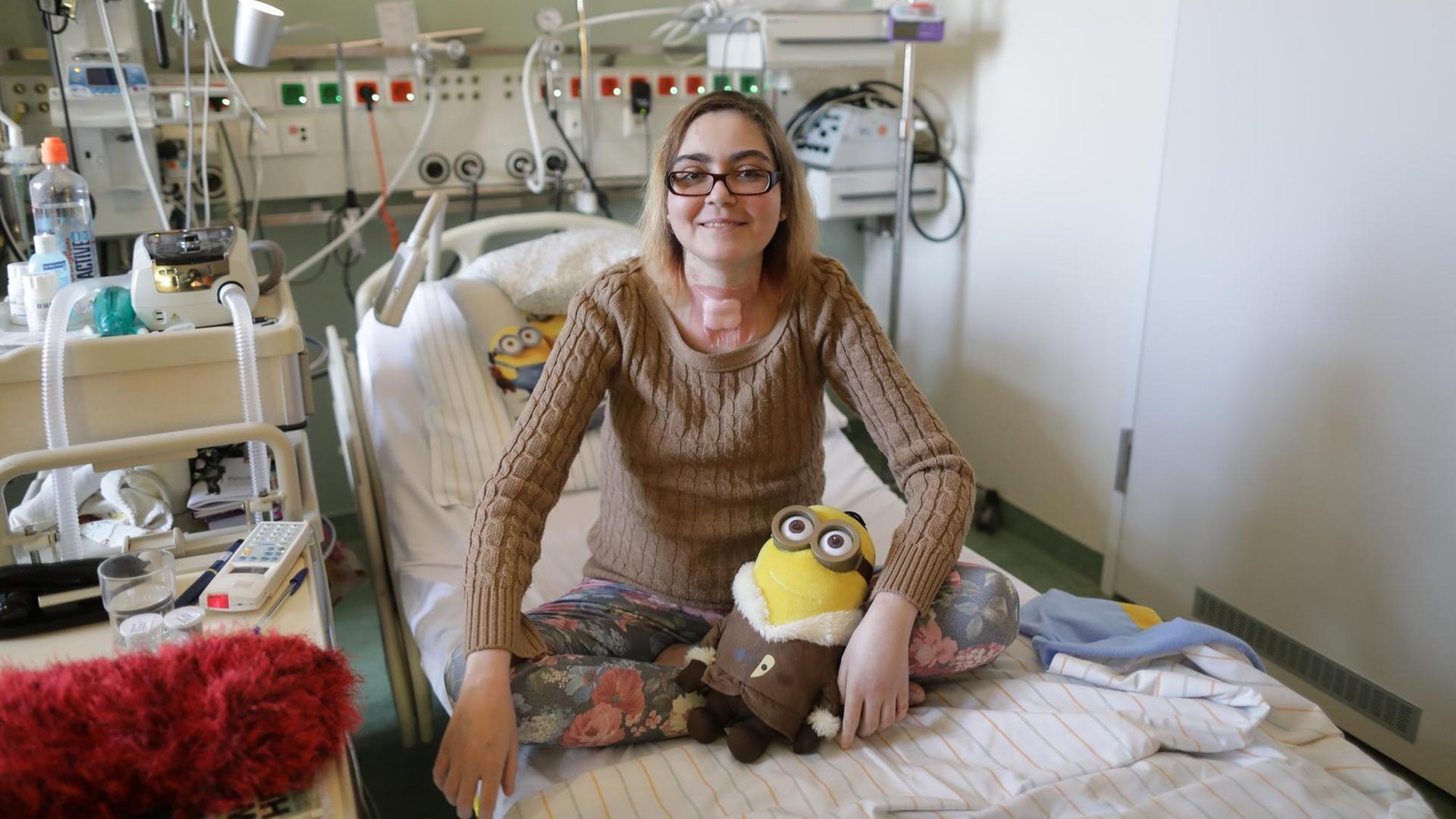 Nach quälend langer Wartezeit hat die 26-jährige Sarah Schönhoff eine neue Lunge und eine neue Leber erhalten. Hier sitzt sie in einem Patientenzimmer des Deutschen Herzzentrums am 06.11.2016 in Berlin. Schönhoff wurde in einer 19-stündigen Operation Lunge und Leber eines Organspenders eingesetzt. Nach quälend langer Wartezeit hat die 26-jährige Sarah Schönhoff eine neue Lunge und eine neue Leber erhalten. Hier sitzt sie in einem Patientenzimmer des Deutschen Herzzentrums am 06.11.2016 in Berlin. Schönhoff wurde in einer 19-stündigen Operation Lunge und Leber eines Organspenders eingesetzt.