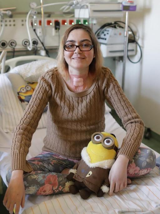 Nach quälend langer Wartezeit hat die 26-jährige Sarah Schönhoff eine neue Lunge und eine neue Leber erhalten. Hier sitzt sie in einem Patientenzimmer des Deutschen Herzzentrums am 06.11.2016 in Berlin. Schönhoff wurde in einer 19-stündigen Operation Lunge und Leber eines Organspenders eingesetzt.
