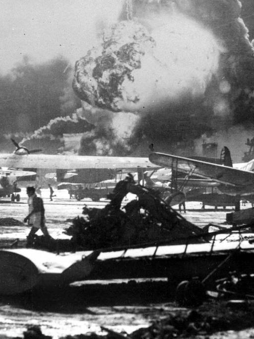 Das Archivbild vom 7.12.1941 zeigt den Hafen Pearl Harbor auf der hawaiianischen Insel Oahu nach dem Überraschungsangriff von 360 Flugzeugen der japanischen Luftwaffe.