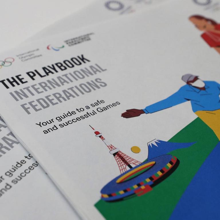Das Deckblatt des Playbook zeigt Grafiken mit Schiedsrichter-Figuren.