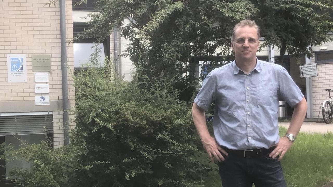 Dr. Tim Meyer Professor für Sportmedizin an der Universität des Saarlandes in Saarbrücken und Arzt der deutschen Fußball-Nationalmannschaft Dr. Tim Meyer Professor für Sportmedizin an der Universität des Saarlandes in Saarbrücken und Arzt der deutschen Fußball-Nationalmannschaft