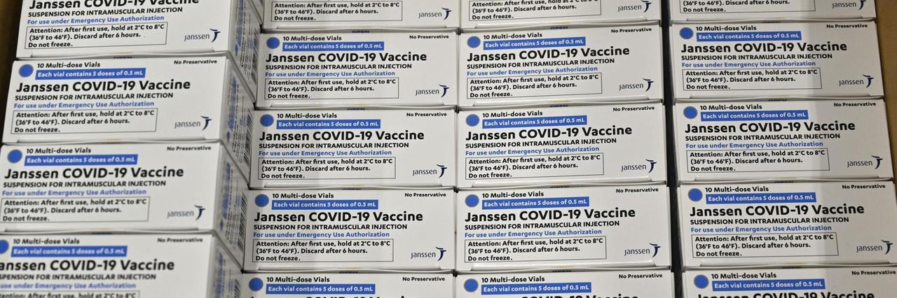 Schachteln des Impfstoffs von der Johnson & Johnson-Tochter Janssen COVID-19 werden bei der McKesson Corporation sind in einem Karton gestapelt. Schachteln des Impfstoffs von der Johnson & Johnson-Tochter Janssen COVID-19 werden bei der McKesson Corporation sind in einem Karton gestapelt.