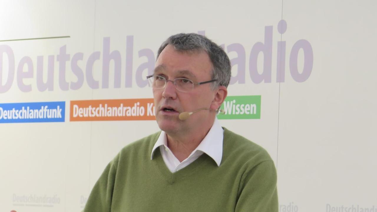Der Nahost-Experte Michael Lüders (links) im Gespräch mit Monika Dittrich am Deutschlandradio-Stand auf der Leipziger Buchmesse Der Nahost-Experte Michael Lüders (links) im Gespräch mit Monika Dittrich am Deutschlandradio-Stand auf der Leipziger Buchmesse