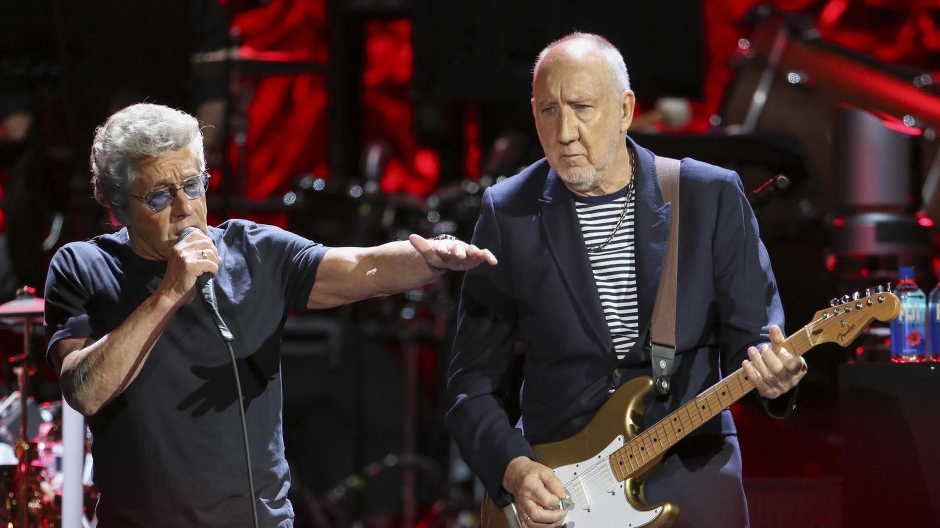 Roger Daltrey und Pete Townshend performen zusammen auf der Bühne in Atlanta. Roger Daltrey und Pete Townshend performen zusammen auf der Bühne in Atlanta.