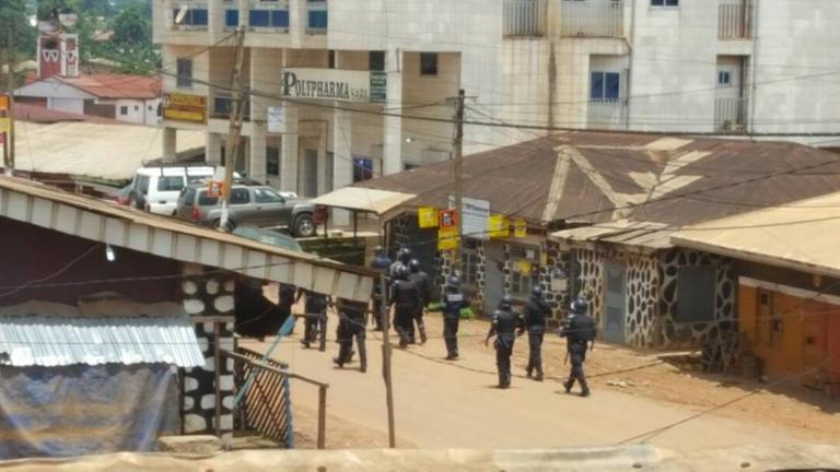 Sicherheitskräfte patrouillieren im Oktober 2017 auf den Straßen der Stadt Bamenda in Kamerun, um Proteste englischsprachiger Separatisten zu verhindern. Dutzende Menschen wurden bei Zusammenstößen getötet.