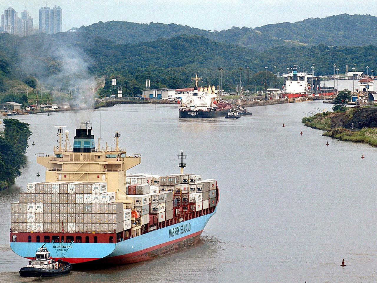 Ein Containerschiff passiert den Panamakanal bei den Pedro Miguel-Schleusen. Ein Containerschiff passiert den Panamakanal bei den Pedro Miguel-Schleusen.